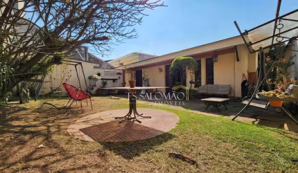 Casa Isolada com estilo Rustico e quintal gramado!