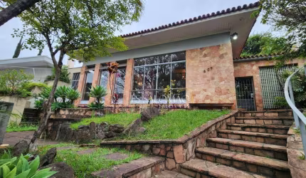 Casa de Alto Padrão no Bairro City – Entre o Alto da Lapa e a Lapa  Localizada em uma das regiões mais exclusivas da Zona Oeste, no bairro Tombado