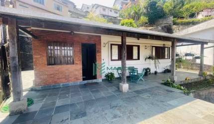 Casa com 3 dormitórios à venda, 102 m² por R$ 395.000,00 - Artistas - Teresópolis/RJ