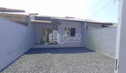 CASA COM ESPAÇO DE TERRENO NA PRAIA DE BARRA VELHA/SC