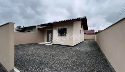 CASA COM AMPLO ESPAÇO DE TERRENO NA PRAIA DE BARRA VELHA /SC