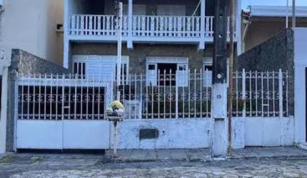 Excelente opção de moradia na Farolândia, casa de andar com 4 quartos