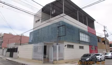 Prédio comercial de esquina, com elevador, térreo + 2 andares