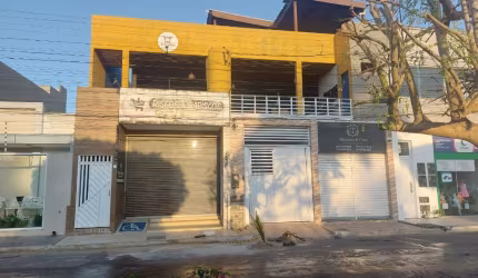 Imóvel comercial com 3 apartamentos e um ponto comercial na parte superior e amplo terraço!