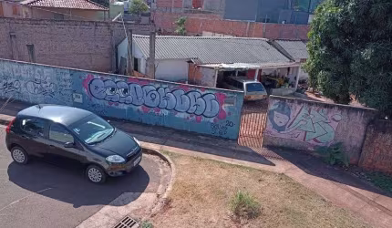 Lote/Terreno próximo a Orla Morena com duas casas