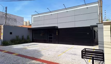 Sobrado para venda possui 553 metros quadrados com 6 quartos