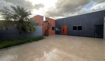 Casa com Piscina e 4 Vagas ao Lado da Rua Bom Pastor – Vila Vilas Boas