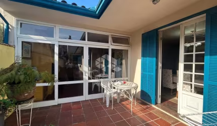 Casa residencial ampla e plana com 4 dormitórios em Coqueiros - Florianópolis