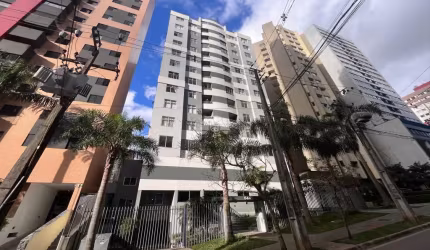 Otima oportunidade de moradia, apartamento em excelente localização, bairro nobre de Curitiba, grande variedade de serviços e comércios ao lado na Rua Padre Anchieta como bancos, confeitarias, superme