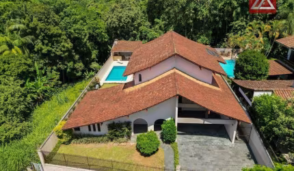 Casa com 4 dormitórios, sendo 2 suítes à venda, 370 m² por R$ 1.650.000 - Centro - Blumenau/SC