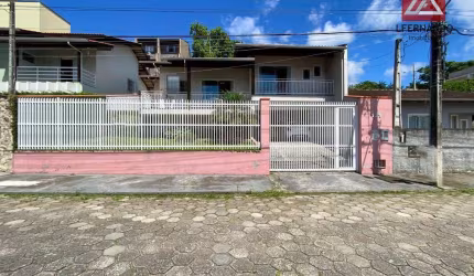 Casa com 3 dormitórios, sendo 1 suíte à venda, 220 m² por R$ 850.000 - Velha - Blumenau/SC