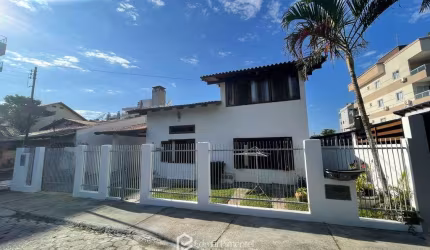 Casa à Venda em Bombinhas-SC a 250m do Mar