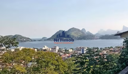 Linda Casa com vista mar na Rua Clara Nunes em São Francisco - Niteroi.