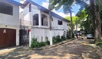 Casa de Vila no Jardim Paulista - com segunça em rua arborizada