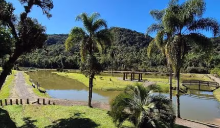 Terreno em Condomínio Fechado com Casas de Alto Padrão
