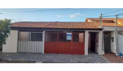 Casa com 2 quartos para alugar no Santa Mônica, Uberlândia  por R$ 1.500