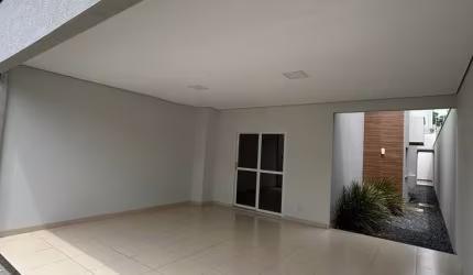 Casa térrea com armários planejados e churrasqueira e piscina