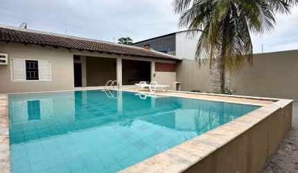 Casa para alugar com suítes armários planejados e piscina