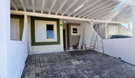 Casa em condomínio com 2 suítes e armários planejados