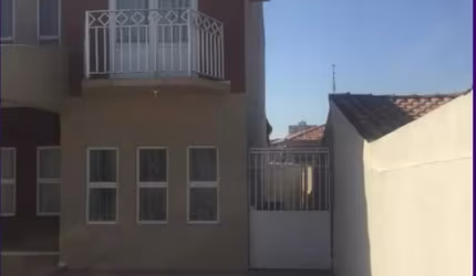 Casa sobrado com 3 suítes e piscina