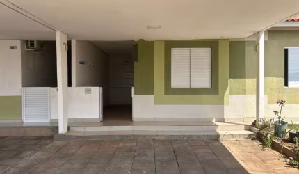 Casa térrea em condomínio 2 quartos sendo 1 suíte