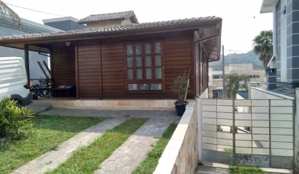 Sobrado Aconchegante com Piscina e Churrasqueira no Condomínio Aruã