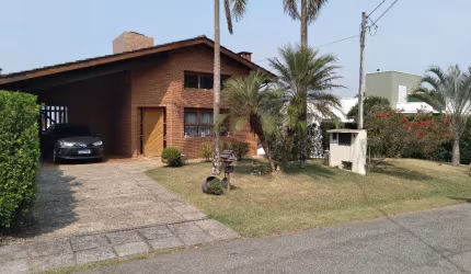 Casa Rústica com 5 Dormitórios, Churrasqueira e Campo de Futebol no Condomínio Aruã
