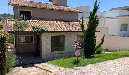 Casa prática e funcional em Condomínio Aruã