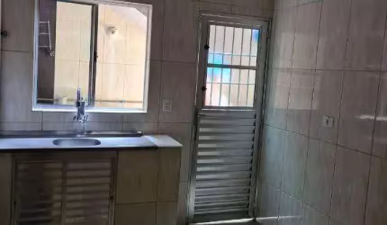 Aluga-se casa na Avenida Brasília, 591 - Bairro Vera Teresa- Caieiras/SP.