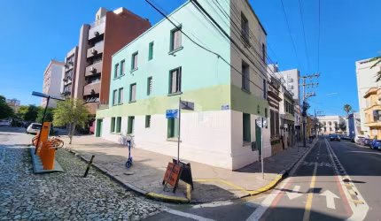 PREDIO RESIDENCIAL NA DR. BARROS CASSAL DE ESQUINA, COM  TRÊS APARTAMENTOS, SENDO UM POR ANDAR.