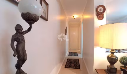 VENHA CONHECER ESTE BELO APARTAMENTO REFORMADO E SEMI MOBILIADO COM 2 DORMITÓRIOS ILUMINADO E AREJADO!