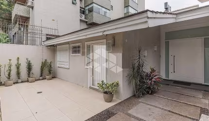 LINDA RESIDÊNCIA DE 381 M2 COM 4 SUITES E 4 VAGAS NA BELA VISTA