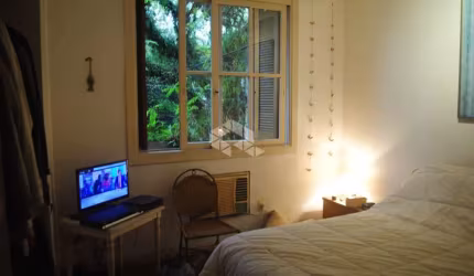 'apartamento 2 dormitórios, frente com sacada  ,mobilado bairro RIO BRANCO PORTO ALEGRE