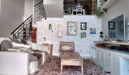 Vende um sobrado de três dormitórios com 170,00 m²