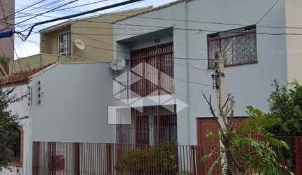 Casa com 3 dormitórios e 2 vagas  no bairro Santana