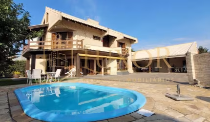 Casa alto padrão com piscina e 4 suítes á  150 metros do mar localizada na praia da Armação de Penha SC