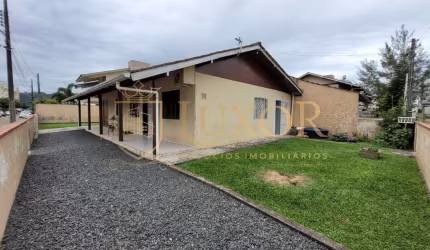 Casa localizada na Praia do Gragatá em Navegantes SC, 3 dormitórios e amplo terreno de esquina.