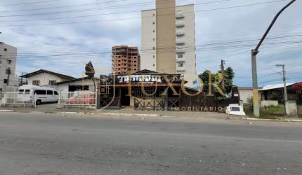 Terreno comercial com 2 casas simples em avenida no Bairro Gravatá em Navegantes SC.