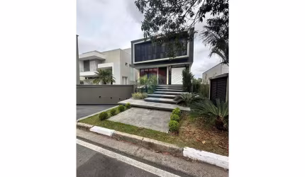 Casa de Luxo com 4 Suítes e Piscina em Arujá