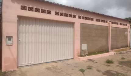 CASA REFORMADA NA AVENIDA PRINCIPAL DO SETOR