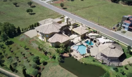 Exclusiva Mansão Mediterrânea na Aldeia dos Sonhos – Luxo e Natureza a Poucos Minutos do Flamboyant!