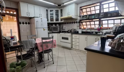 **Oportunidade Incrível no Condomínio Privê Atlântico – Casa em Reforma Pronta para Personalizar!**