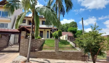 ÓTIMA CASA COM PISCINA PRÓXIMO AO CENTRO