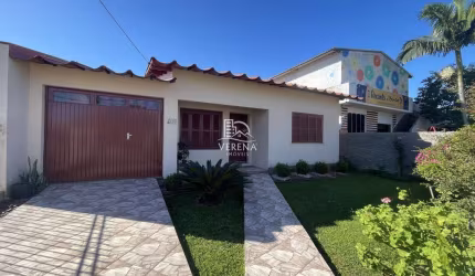 CASA DE ESQUINA COM 03 DORMITÓRIOS COM AMPLO PÁTIO