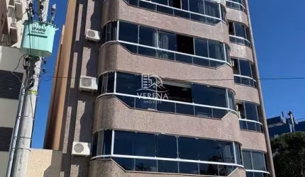 APARTAMENTO COM LOCALIZAÇÃO PRIVILEGIADA,  TENDO 01 SUÍTE, MOBILIADO