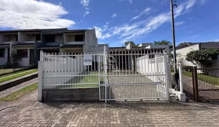 CASA GEMINADA COM AMPLO PÁTIO NO LOTEAMENTO NOVA SANTA CRUZ
