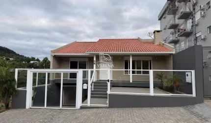 CASA CENTRAL COM AMPLO PÁTIO E PISCINA AQUECIDA