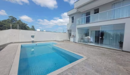 Casa em condomínio fechado com 2 suítes e piscina.