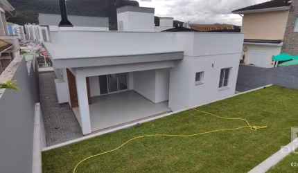 Casa 3 quartos, alto padrão na Pedra Branca