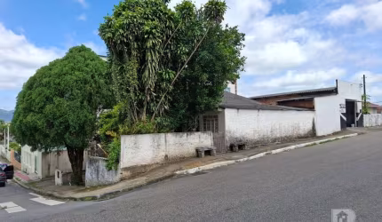 Casa c/ galpão no Flor de Nápoles.